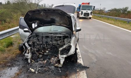 Auto quemado en la Circunvalación Oeste