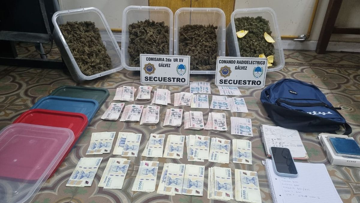 La Policía secuestró más de 1,5 kilos de marihuana distribuidos en cuatro recipientes, además de dinero en efectivo y otros elementos, tras detener a un hombre que se atrincheró en la casa de su expareja en Gálvez.