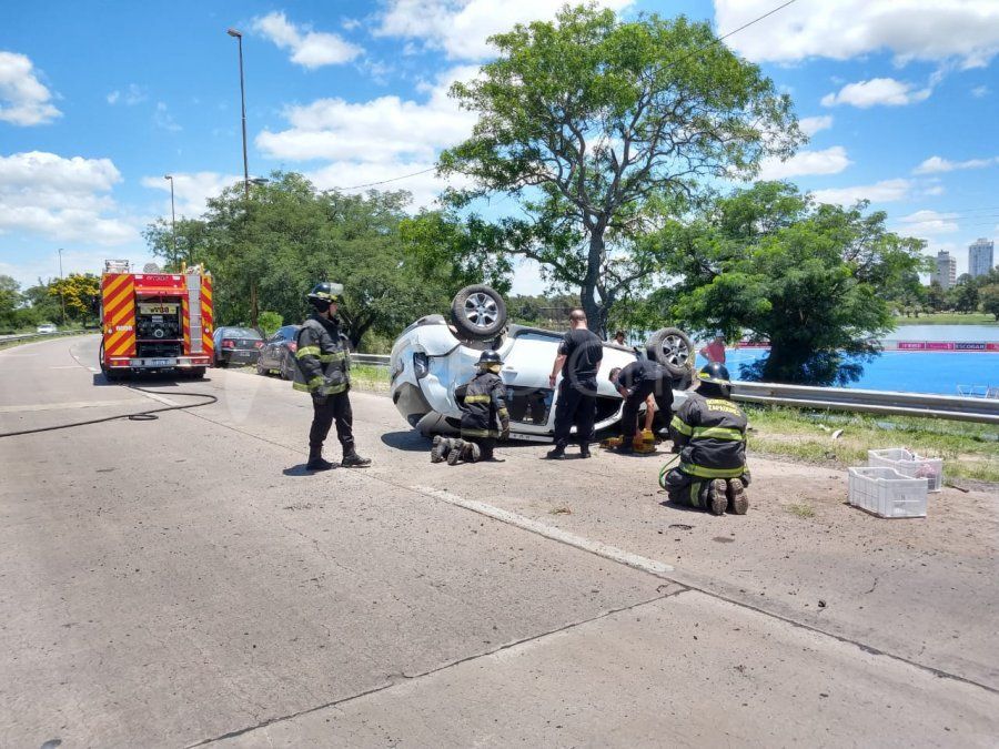 Accidentes en racha: en menos de una hora tres autos volcaron en Santa Fe este sábado