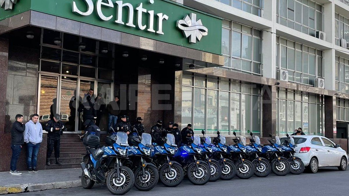 El cortejo fúnebre fue acompañado por familiares y decenas de compañeros de la policía motorizada.