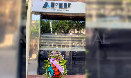 En Rosario libertarios celebraron el cierre de AFIP con una corona de flores