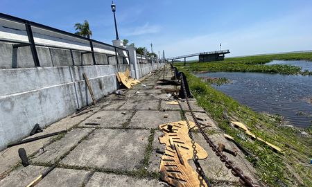 Parte de los festejos consistió en encender una hoguera y los restos continúan estando en la Costanera Oeste.