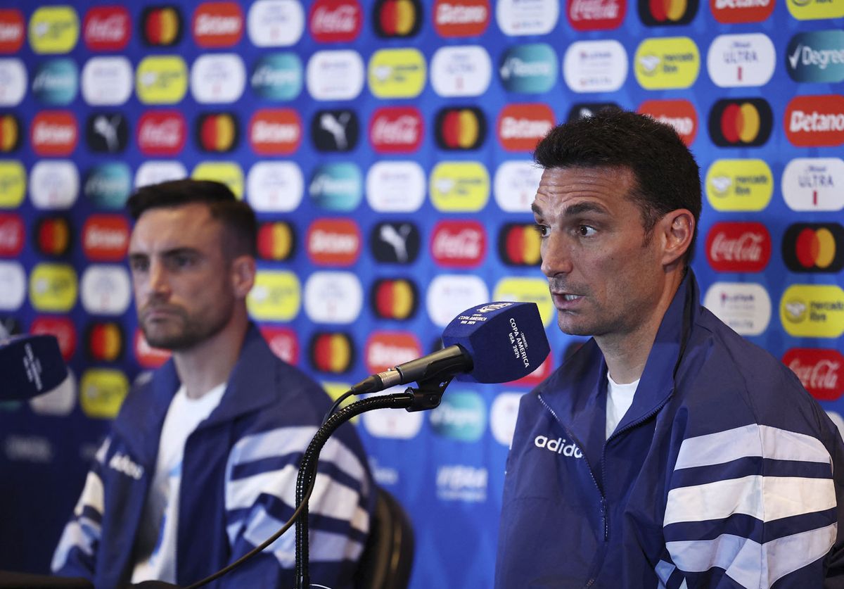 Lionel Scaloni junto a Nicolás Tagliafico en conferencia de prensa.