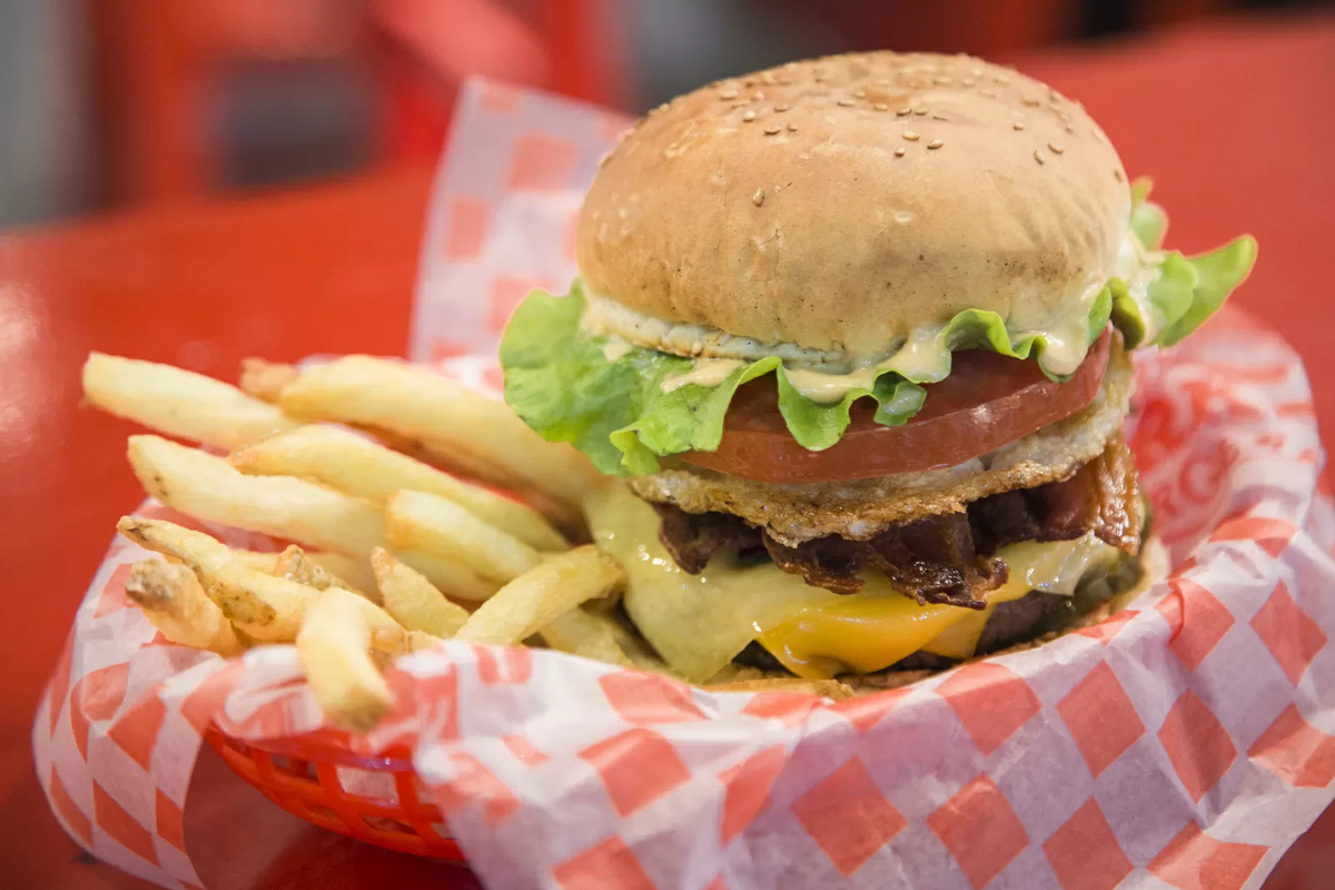 Cómo obtener el descuento en combos de hamburguesas para jubilados