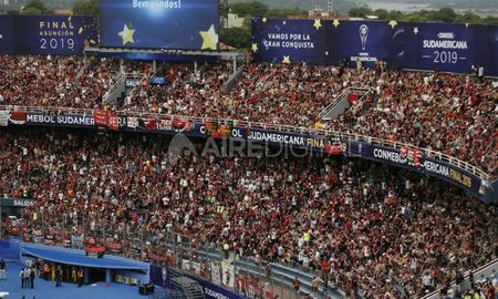 Hinchas de Colón antes de que comience la final de la Copa Sudamericana en Paraguay Hinchas de Colón antes de que comience la final de la Copa Sudamericana en Paraguay