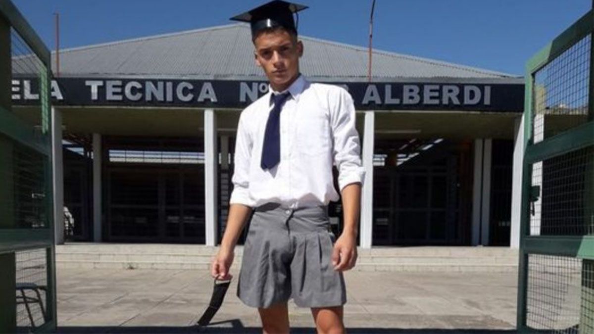 Pollerazo en Tucumán en apoyo al joven que fue al acto de colación en pollera