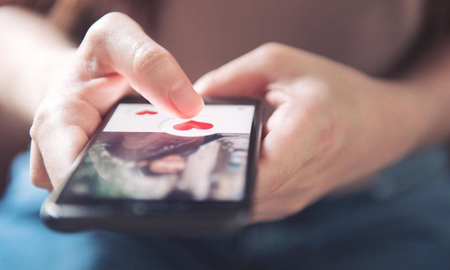 Conoció a un joven por Tinder y su papá la acompañó a su cita Conoció a un joven por Tinder y su papá la acompañó a su cita
