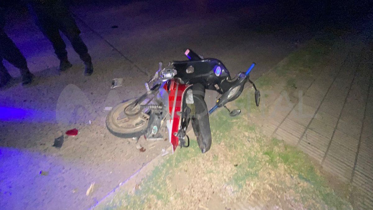 Así quedó la motocicleta involucrada en el siniestro a metros del Puente Carretero. Así quedó la motocicleta involucrada en el siniestro a metros del Puente Carretero.