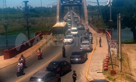 El coche de la empresa Continental quedó detenido en el ingreso a la ciudad de Santo Tomé. El coche de la empresa Continental quedó detenido en el ingreso a la ciudad de Santo Tomé.