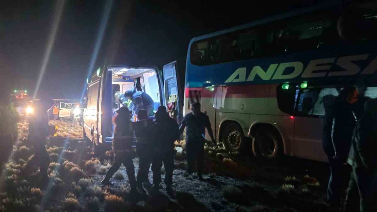 El trágico accidente ocurrió en la Ruta Nacional 3, a unos 10 kilómetros de la ciudad santacruceña de Río Gallegos. El trágico accidente ocurrió en la Ruta Nacional 3, a unos 10 kilómetros de la ciudad santacruceña de Río Gallegos.
