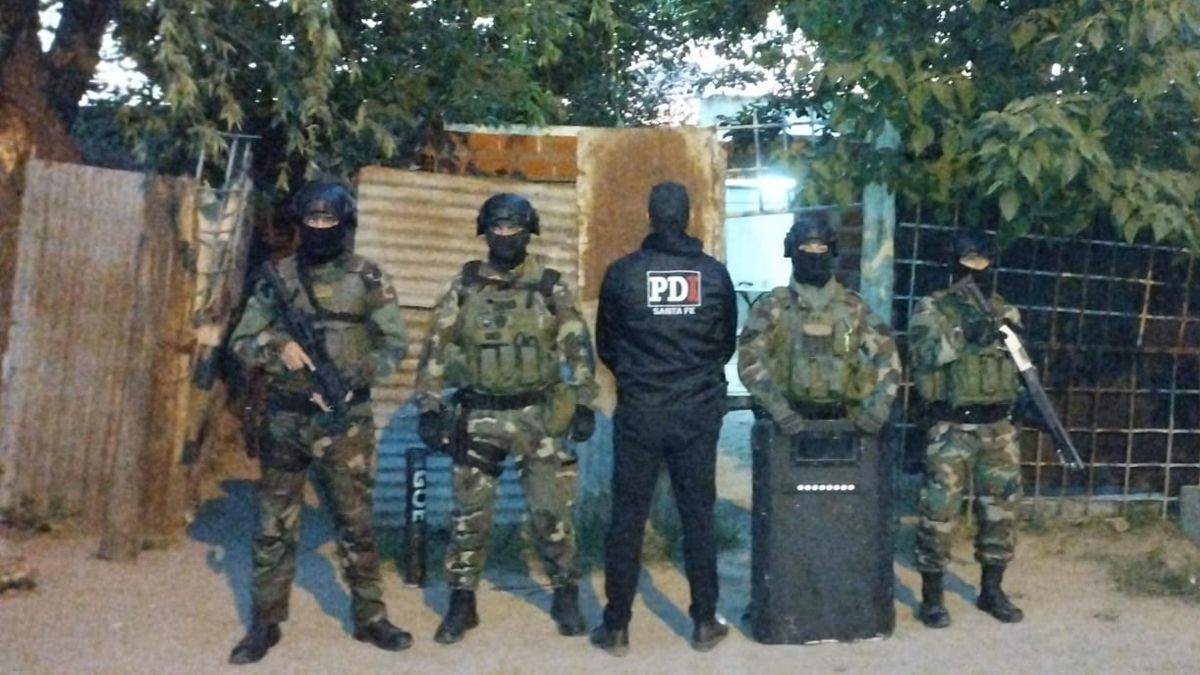 Policías del grupo táctico que irrumpió en el domicilio allanado junto con un investigador de PDI. Policías del grupo táctico que irrumpió en el domicilio allanado junto con un investigador de PDI. 