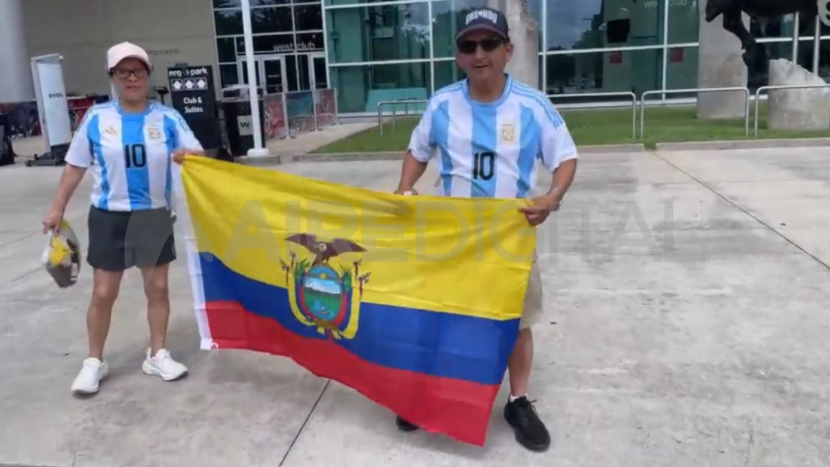 La pareja ecuatoriana que alentará por la Selección Argentina.