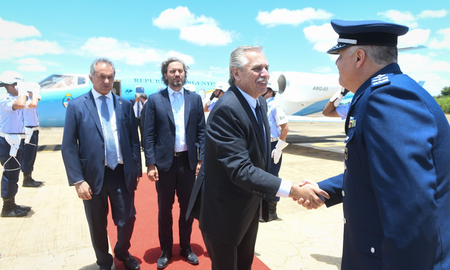 El vuelo que trasladó al Presidente y su comitiva rumbo Brasilia partió esta mañana desde el sector militar del Aeroparque Jorge Newbery. El vuelo que trasladó al Presidente y su comitiva rumbo Brasilia partió esta mañana desde el sector militar del Aeroparque Jorge Newbery.