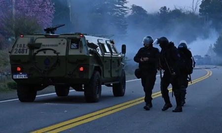 Desalojo de grupos mapuches en Villa Mascardi. Desalojo de grupos mapuches en Villa Mascardi.