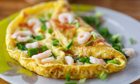 Este Omelette francés con mariscos se puede acompañar con una ensalada verde o con pan de campo tostado. Este Omelette francés con mariscos se puede acompañar con una ensalada verde o con pan de campo tostado.