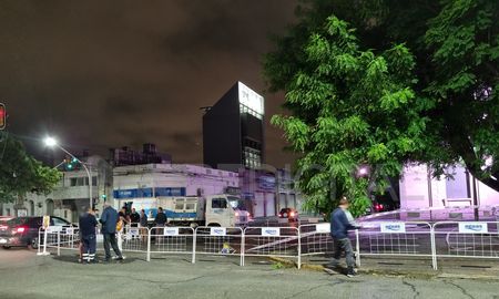 Calle 9 de Julio (sentido sur a norte) permanecerá cortada por los trabajos de Aguas Santafesinas en el nuevo socavón. Calle 9 de Julio (sentido sur a norte) permanecerá cortada por los trabajos de Aguas Santafesinas en el nuevo socavón.