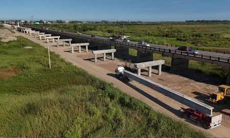 El traslado de las nuevas vigas se realiza con el mismo procedimiento utilizado para las piezas provenientes de San Luis. El traslado de las nuevas vigas se realiza con el mismo procedimiento utilizado para las piezas provenientes de San Luis.