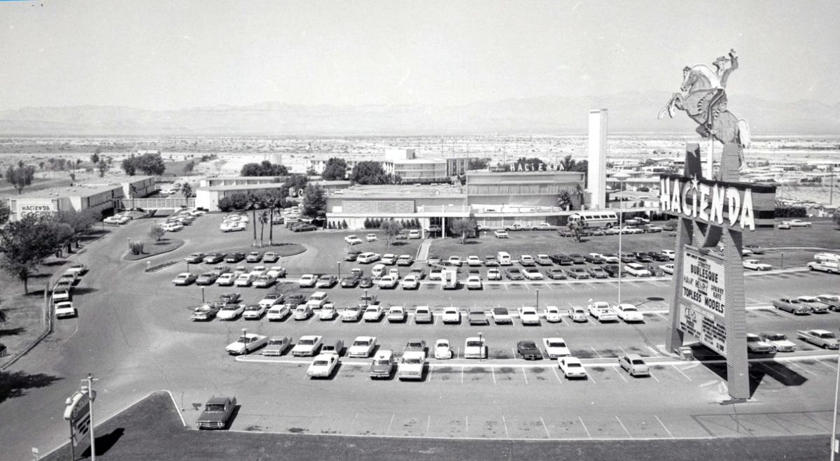 El Hacienda Hotel & Casino fue inaugurado el 17 de octubre de 1956 en el extremo sur del Strip de Las Vegas, frente al aeropuerto McCarran Field. Dos años después y, como publicidad del complejo, el piloto Bob Timm le propuso al dueño del mismo, el empresario Warren (Doc) Bayley, tratar de batir el récord mundial de permanencia en vuelo.