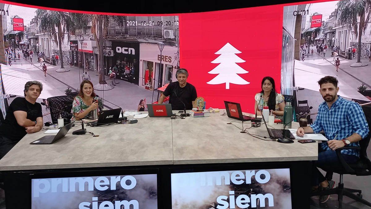 La mesa de Ahora Vengo, con Luis Mino, en AIRE.