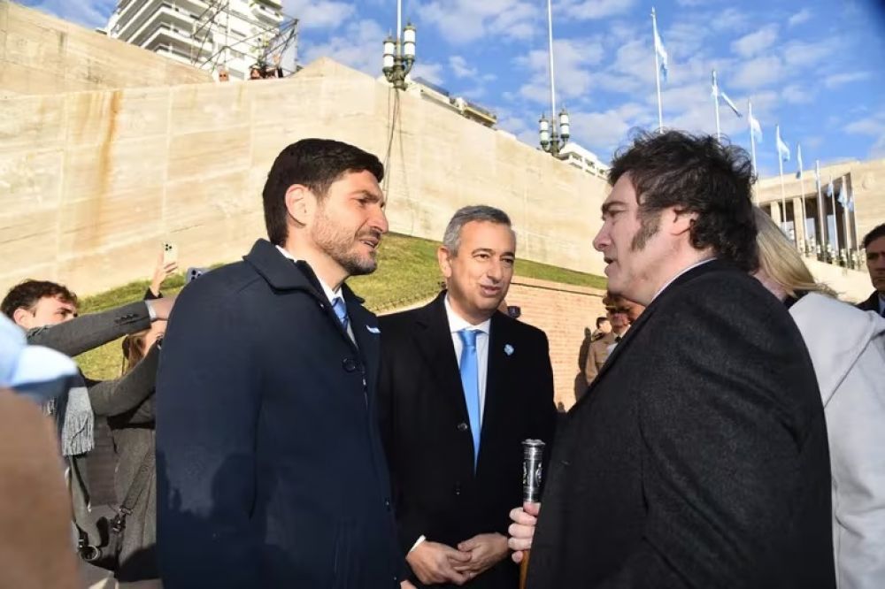 El gobernador de Santa Fe Maximiliano Pullaro junto al presidente Javier Milei en Rosario, durante los festejos del Día de la Bandera.