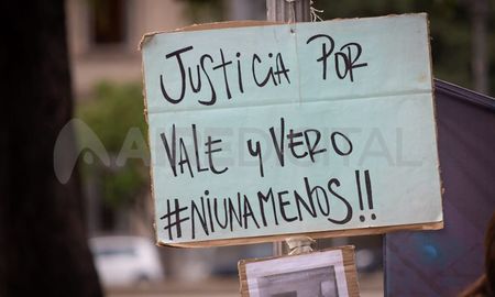 Los familiares de Verónica y Valentina se reunieron afuera de Tribunales durante la sentencia al femicida Hugo Blanco. Los familiares de Verónica y Valentina se reunieron afuera de Tribunales durante la sentencia al femicida Hugo Blanco.