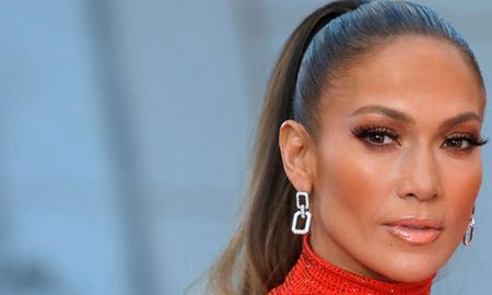 ¡engomada! el sorprendente outfit que uso jennifer lopez esta navidad ¡engomada! el sorprendente outfit que uso jennifer lopez esta navidad