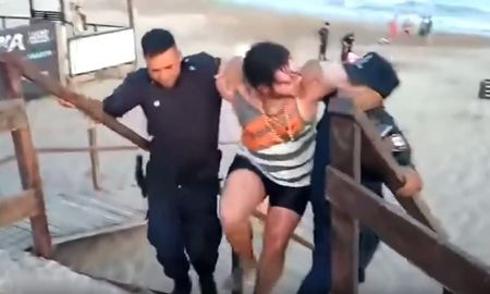 Así detenían a la pareja que enterró a su beba en la arena para ir a disfrutar del mar. Así detenían a la pareja que enterró a su beba en la arena para ir a disfrutar del mar.
