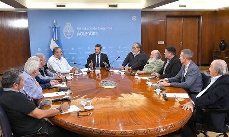 El ministro de Economía, Sergio Massa, se reunió con la CGT y los movimientos sociales. El ministro de Economía, Sergio Massa, se reunió con la CGT y los movimientos sociales.