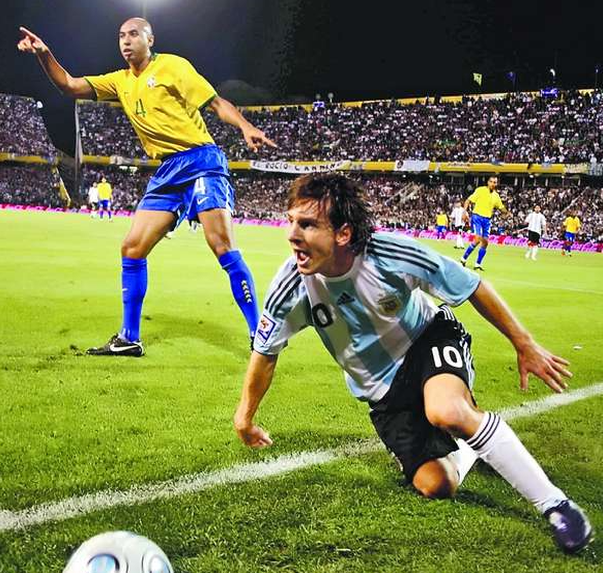 Lionel Messi en el Gigante de Arroyito. Lionel Messi en el Gigante de Arroyito.