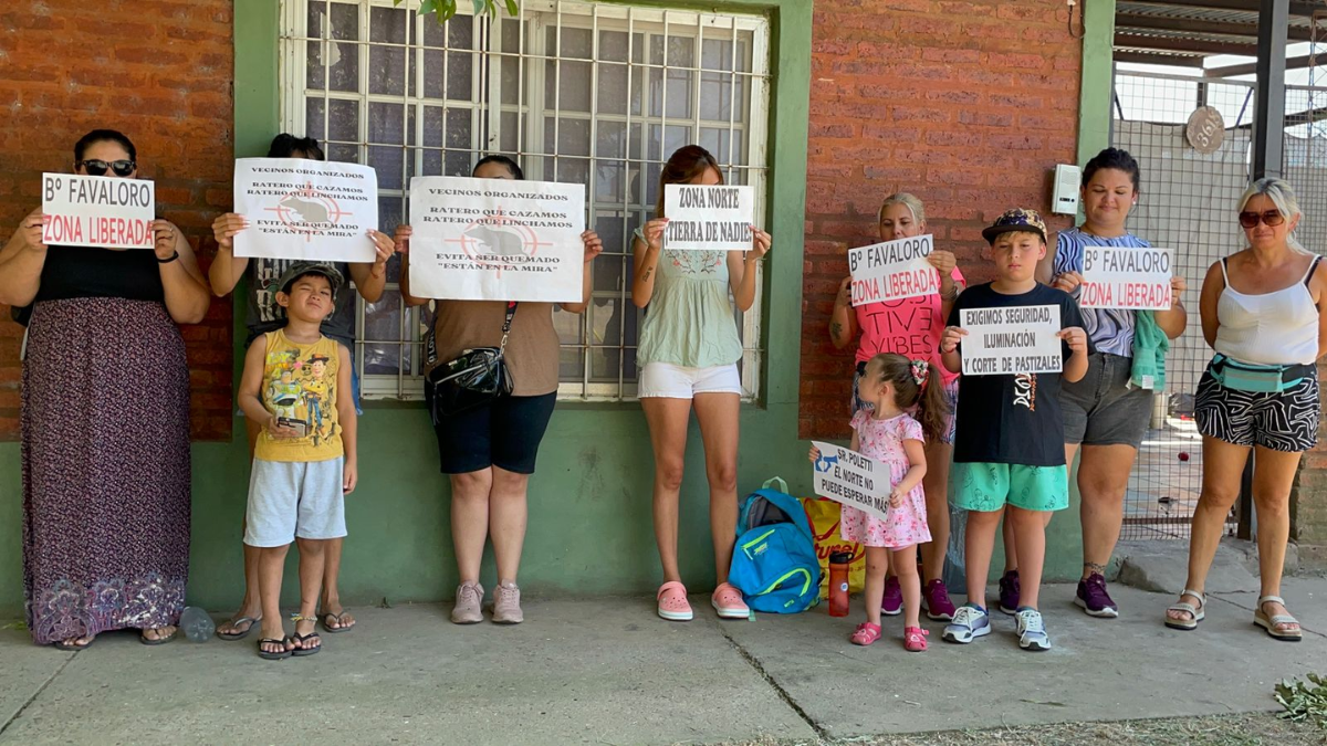 Los vecinos del Barrio Favaloro se manifestaron para reclamar por una mayor seguridad.