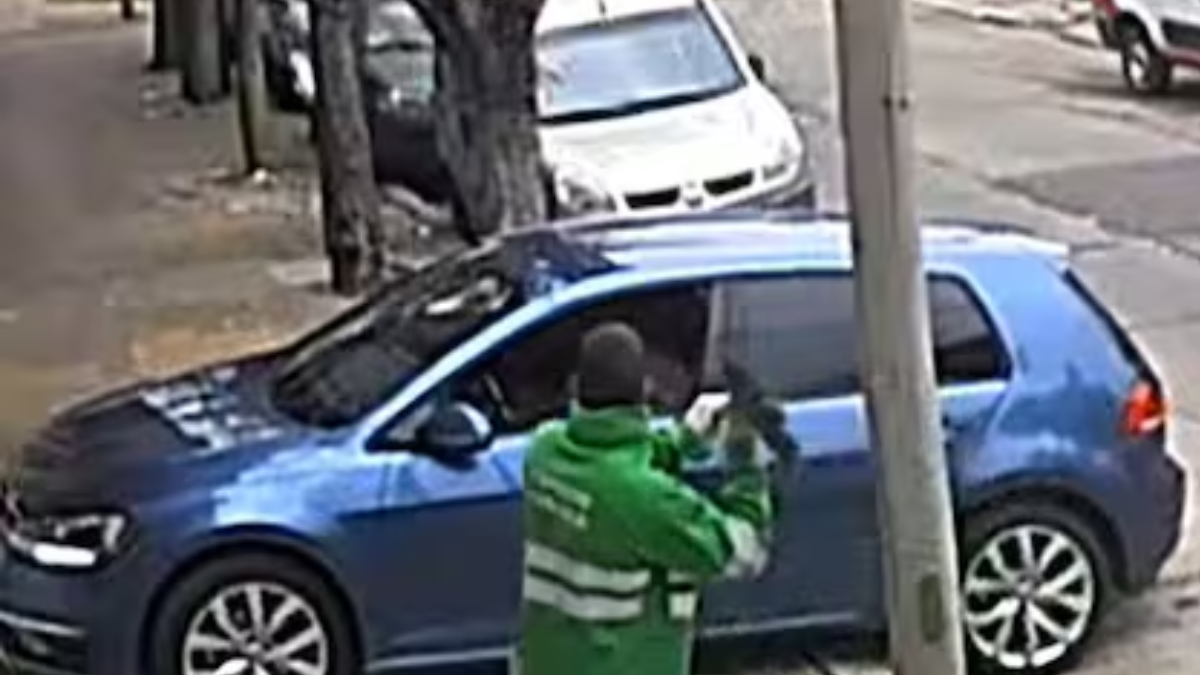 Barrendero justiciero: le quisieron robar el auto y un empleado de limpieza municipal ahuyentó a los delincuentes a escobazos