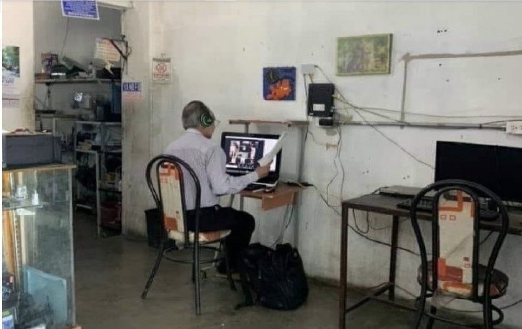 Maestro del a&ntilde;o, fotograf&iacute;an a un profesor que asiste a un ciber para darle clases a sus alumnos