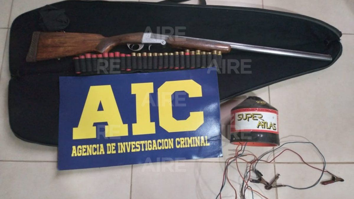 Secuestraron del domicilio un arma de fuego con sus respectivos cartuchos y un boyero eléctrico.