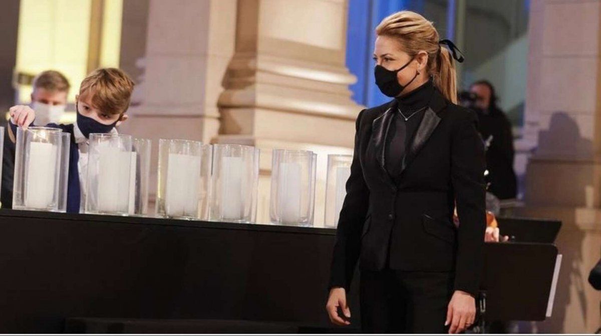 Fabiola Yáñez lo lució en el homenaje a los fallecidos por covid en el CCK. Lo combinó con una polera y accesorios al tono.