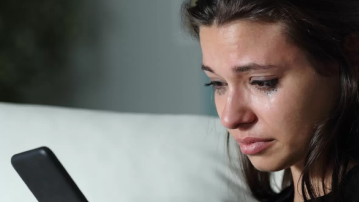 La trampa del rastro digital por qué espiar a tu ex detiene tu proceso de sanación