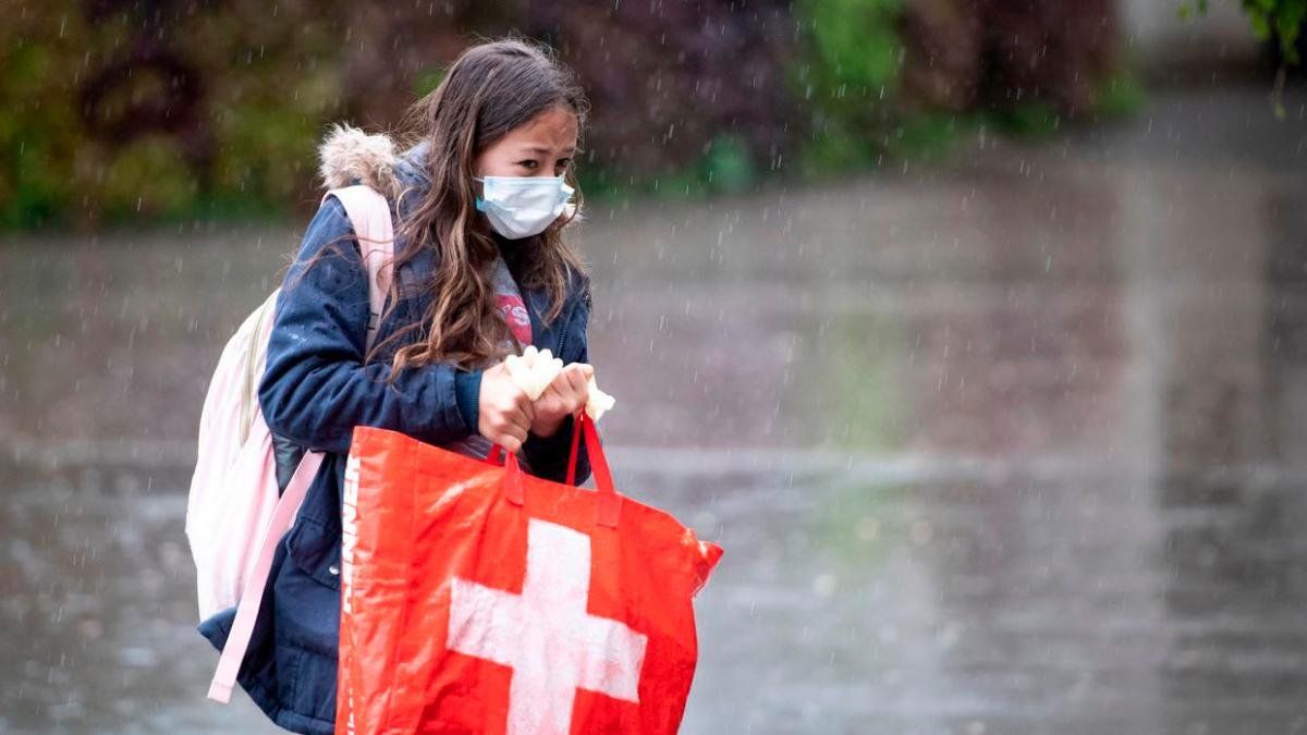 Suiza dijo este miércoles que la propagación de la variante Ómicron podría hacer que el coronavirus deje de ser una pandemia y se convierta en una enfermedad endémica.