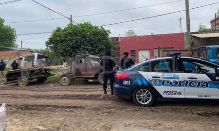 Agentes de la PFA en uno de los domicilios allanados en zona norte de la ciudad de Santa Fe. Agentes de la PFA en uno de los domicilios allanados en zona norte de la ciudad de Santa Fe.