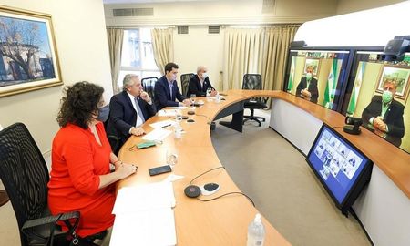 La posición mayoritaria de los gobernadores se puede resumir en el pedido de no perder más tiempo y avanzar por más restricciones. La posición mayoritaria de los gobernadores se puede resumir en el pedido de no perder más tiempo y avanzar por más restricciones.