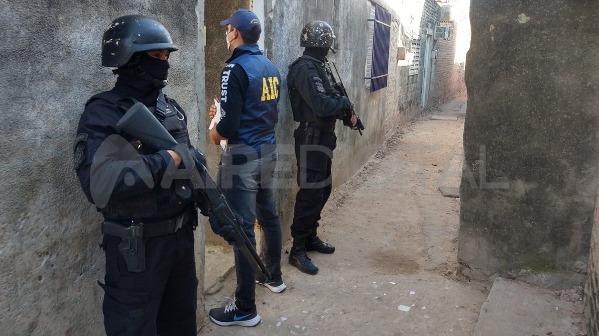 El 18 de febrero de 2021 agentes de Drogas junto con grupos de asalto irrumpieron en tres domicilios.