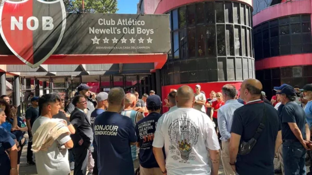 Hubo acuerdo en Newell's y el partido contra Racing no corre riesgo. Hubo acuerdo en Newell's y el partido contra Racing no corre riesgo.