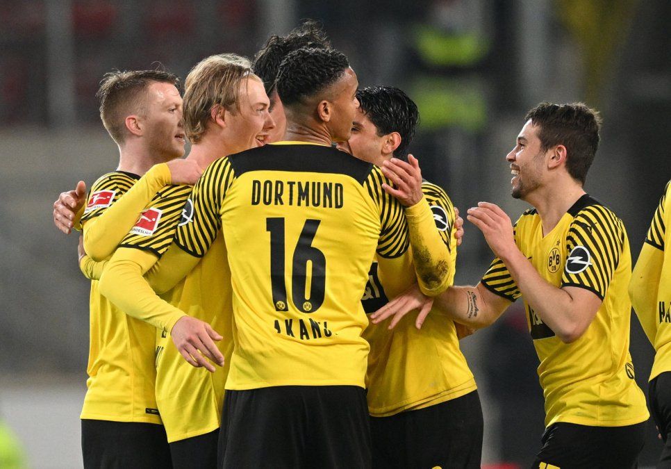 Borussia Dortmund ganó y se acercó al líder Bayern Munich en la Bundesliga del fútbol alemán