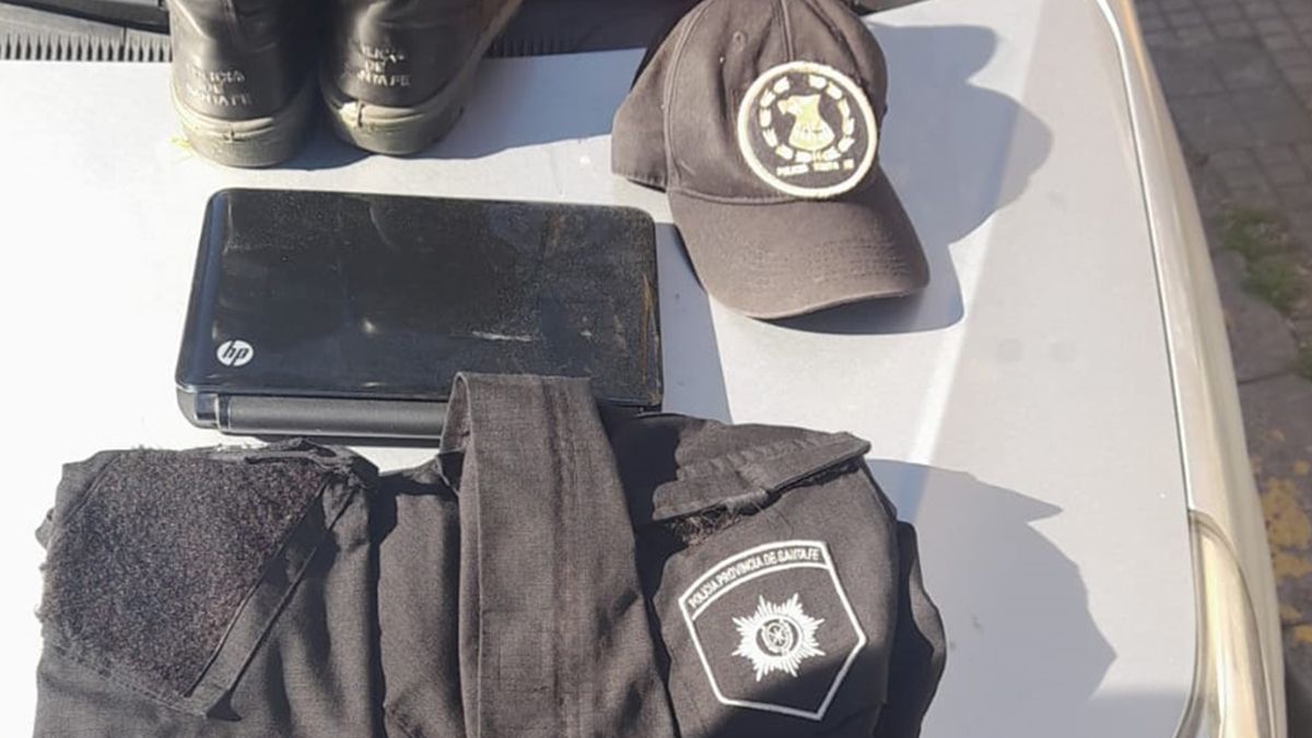 Chaqueta, gorra y las botas, así salía a la calle el falso vigilante. Chaqueta, gorra y las botas, así salía a la calle el falso vigilante.