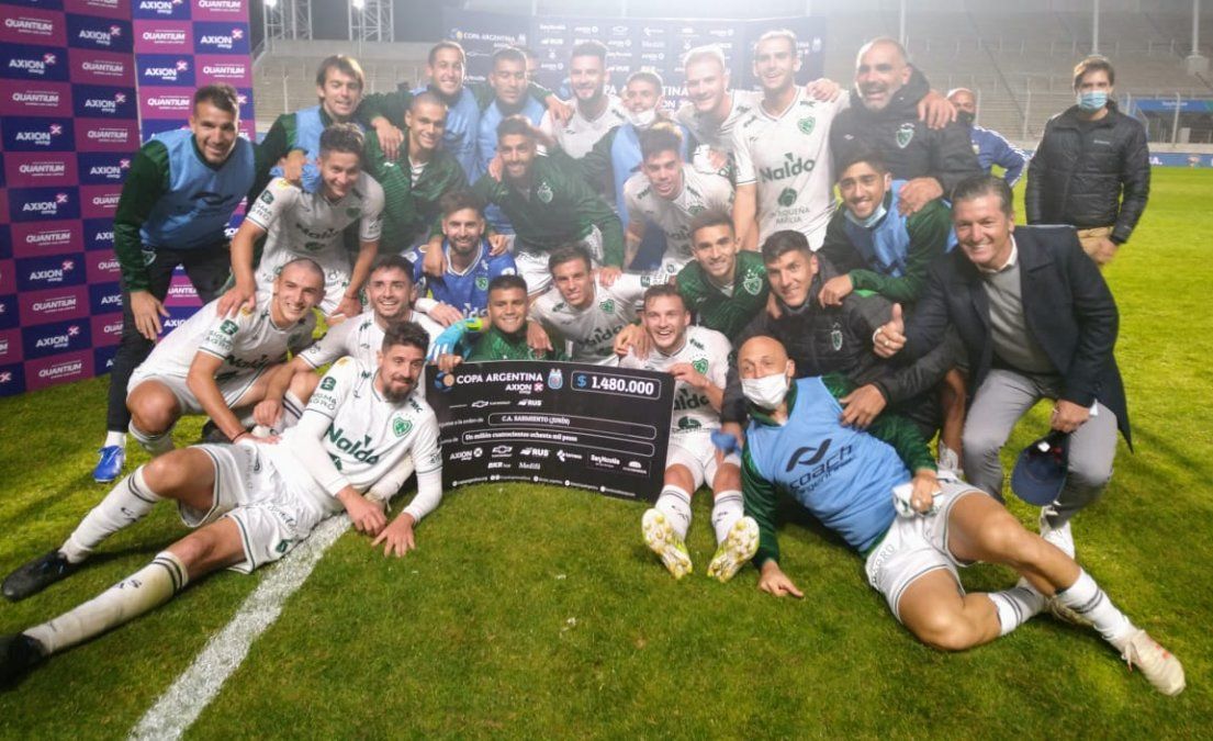 Sarmiento golpeó en un momento clave y avanzó de fase.