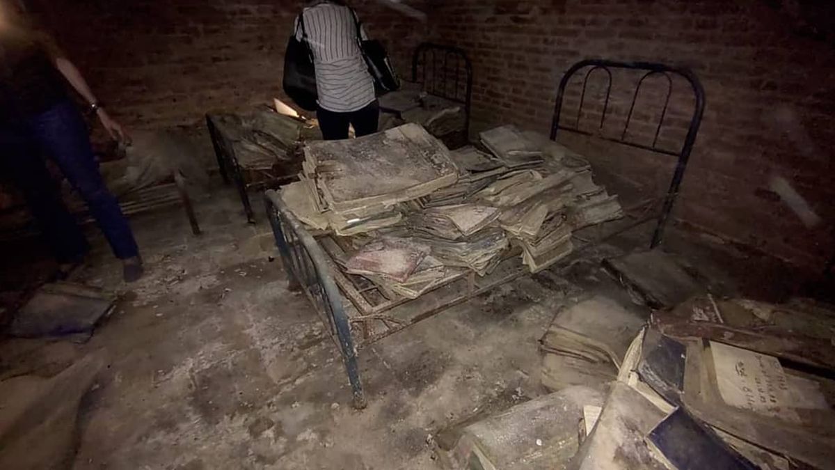 Se trata de documentación de la policía provincial relacionada con los años del gobierno de facto que se encontraba en muy mal estado de conservación en un sector de la ex Guardia Infantería Reforzada (GIR).