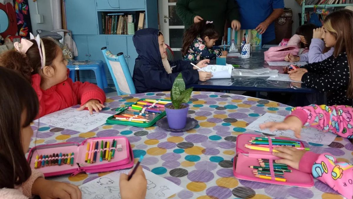 En el espacio se brindan talleres de apoyo escolar para todos los niveles: primario