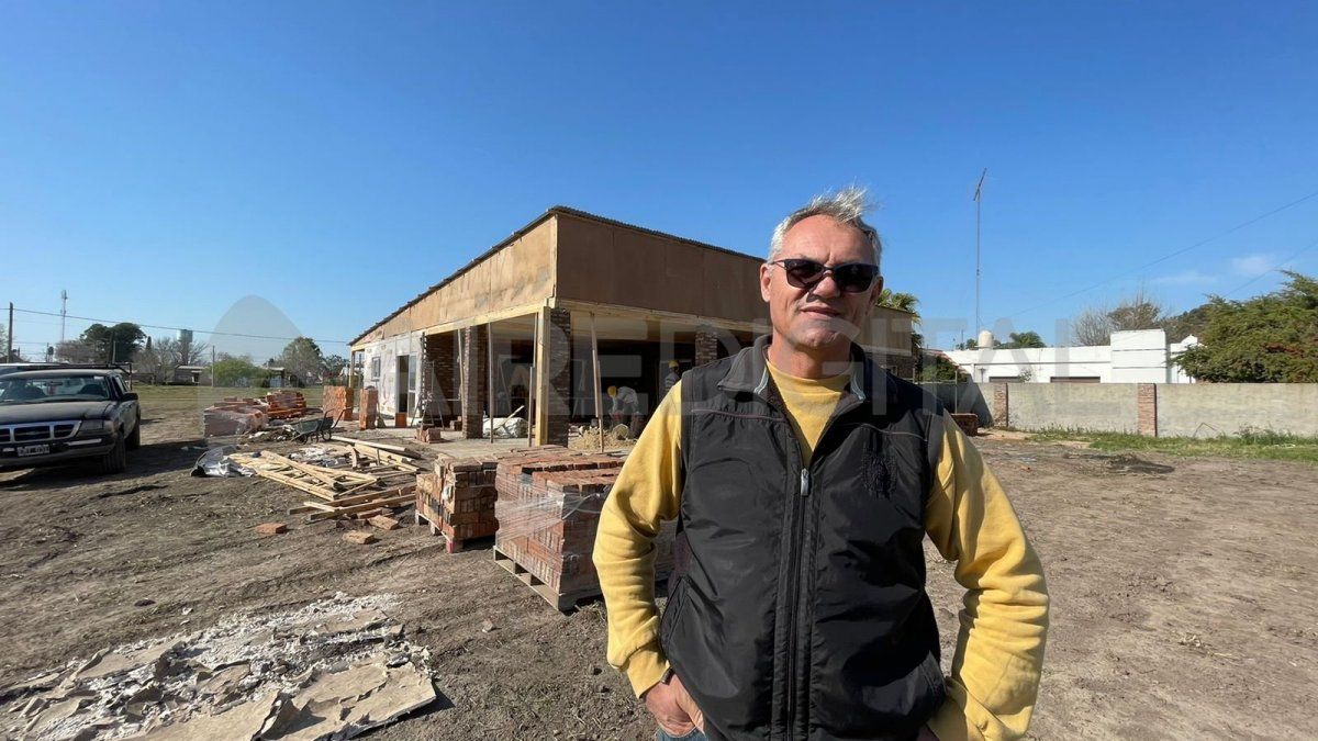 Sixto Tibaldo frente a su casa en construcción gracias a Tecnohogar Viviendas.
