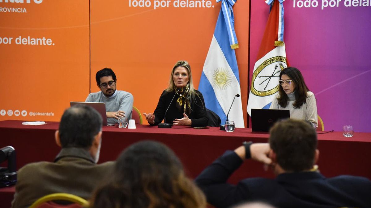 La iniciativa se enmarca en una serie de acciones de divulgación y capacitación del Gobierno Provincial a empresas santafesinas que tiene como objetivo mejorar su competitividad y fomentar el ahorro energético. La iniciativa se enmarca en una serie de acciones de divulgación y capacitación del Gobierno Provincial a empresas santafesinas que tiene como objetivo mejorar su competitividad y fomentar el ahorro energético.