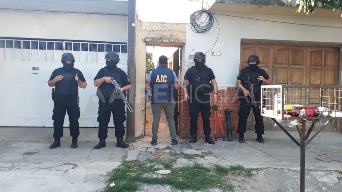 Cinco allanamientos y dos requisas domiciliarias en barrio Centenario. Detuvieron a M. A. L. de 58 años, C. L. C. de 34 años y una mujer M. A. F. de 57 años