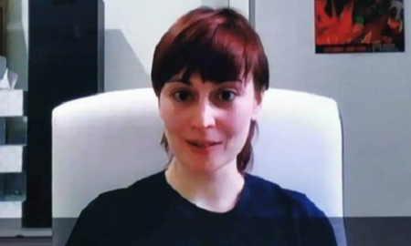 Entrevistada se olvidó de sacar su juguete sexual de la repisa y las imágenes se volvieron virales Entrevistada se olvidó de sacar su juguete sexual de la repisa y las imágenes se volvieron virales