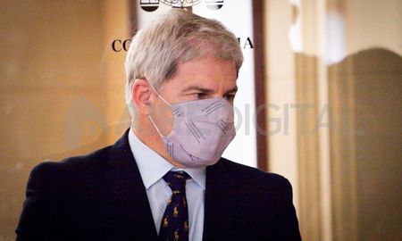 El procurador de la Corte de Santa Fe, Jorge Barraguirre, investigará si el juez que ordenó detener a un policía que perseguía a un sospechoso en Cañada de Gómez debe ser sancionado disciplinariamente. El procurador de la Corte de Santa Fe, Jorge Barraguirre, investigará si el juez que ordenó detener a un policía que perseguía a un sospechoso en Cañada de Gómez debe ser sancionado disciplinariamente.